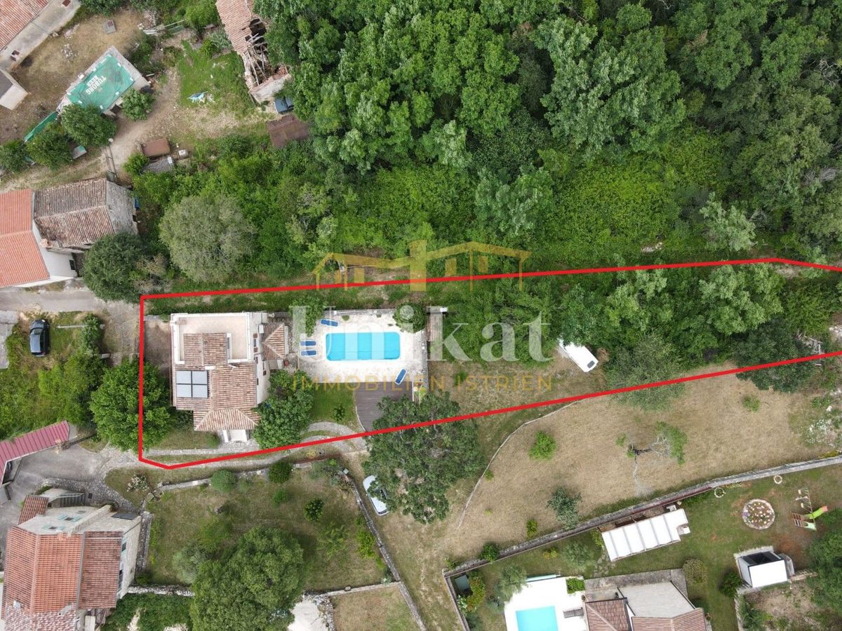 Renovirana kamnita hiša s bazenom